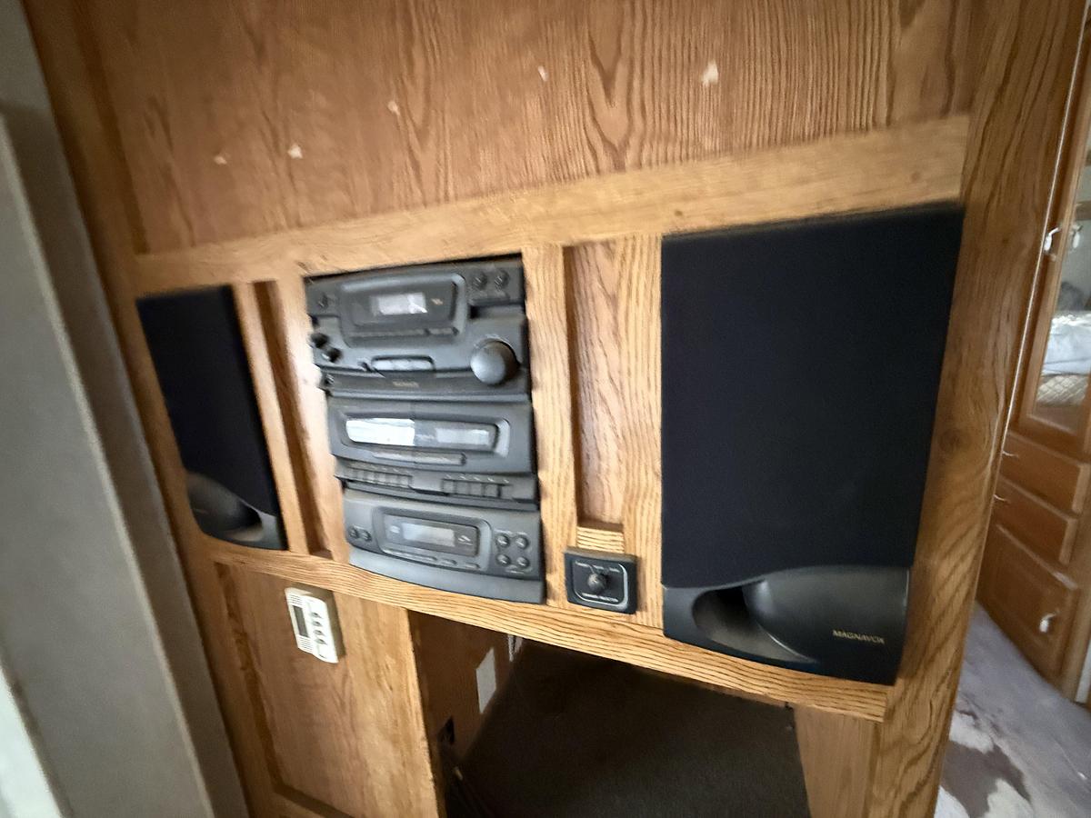 Used NUWA INDUSTRIES HITCHHICKER II 31’ T/A FIFTH WHEEL CAMPER TRAILER