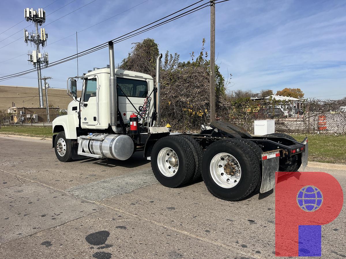 Used 2014 MACK PINNACLE CHU613 T/A DAY CAB TRUCK