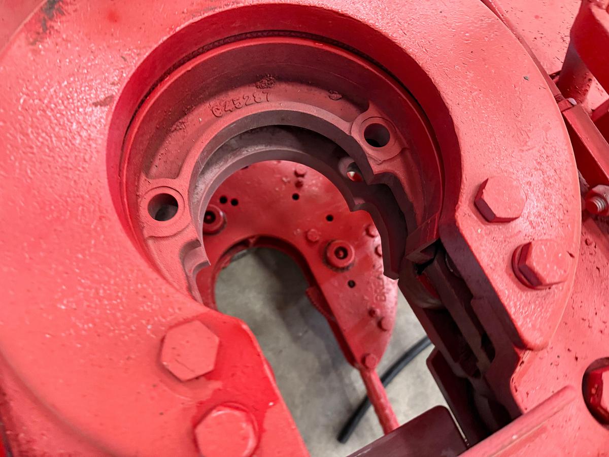 Used OIL COUNTRY 55000 HYDRAULIC TUBING TONG W/ AIR BACK-UP & HANGER