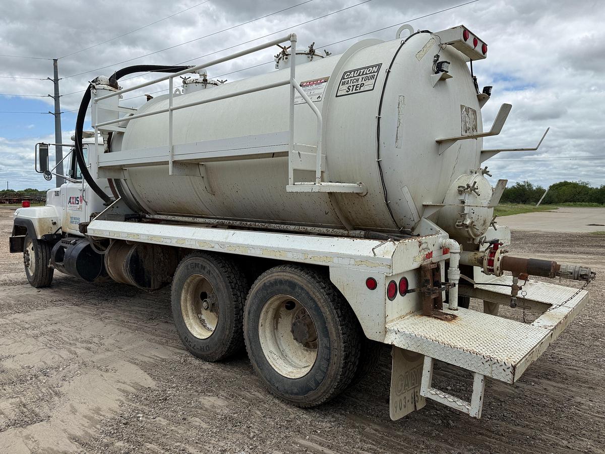 Used 1993 MACK RD690S T/A 75-BBL VACUUM TRUCK