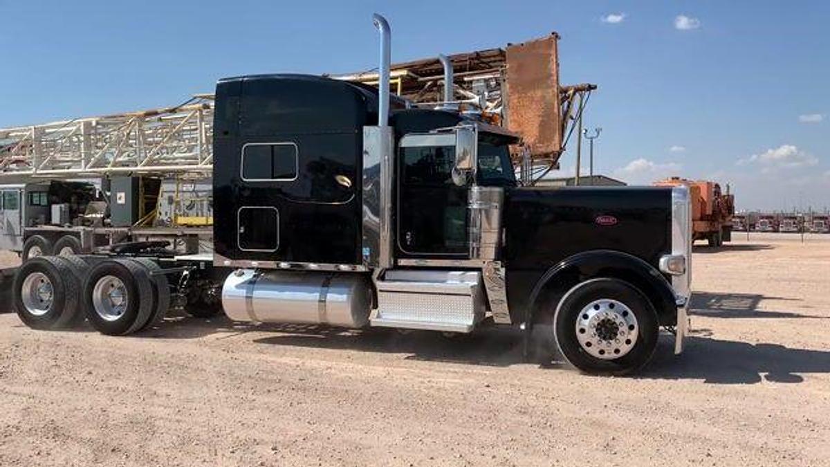 Used 2019 PETERBILT 389  EXT HOOD 68” SLEEPER TRUCK