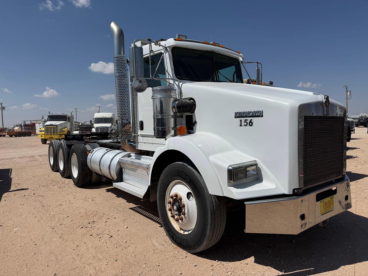 Used 2009 KENWORTH T800 TRI-AXLE HEAVY HAUL DAYCAB TRUCK