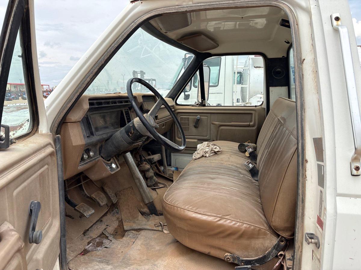 Used 1989 FORD F-600 SINGLE CAB LOAD-LUGGER FLATBED TRUCK
