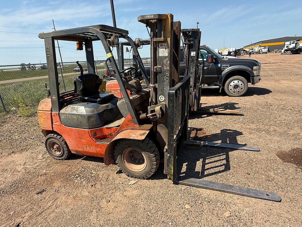 Used TOYOTA 7FGU25 G/LP 4,550 LBS FORKLIFT