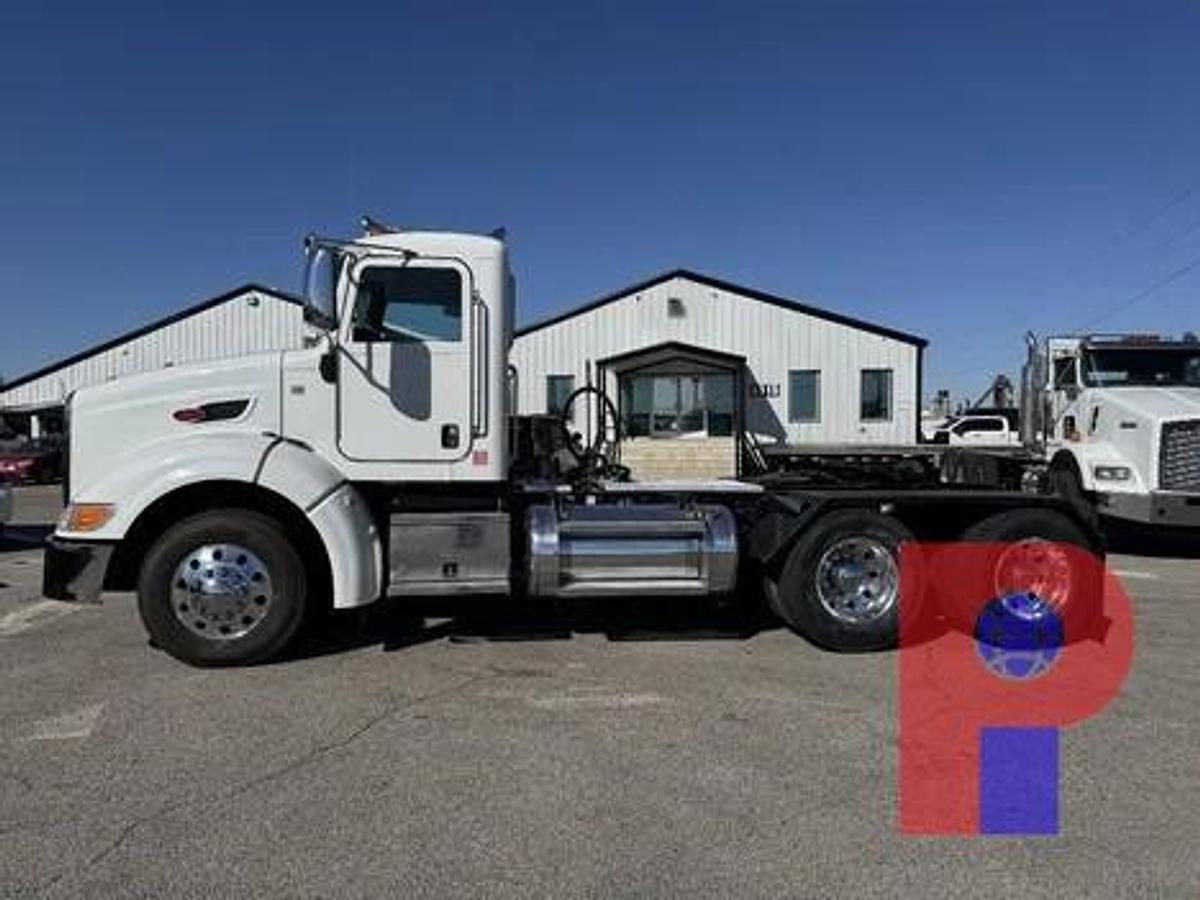 Used 2013 PETERBILT 384 T/A DAY CAB TRUCK TRACTOR