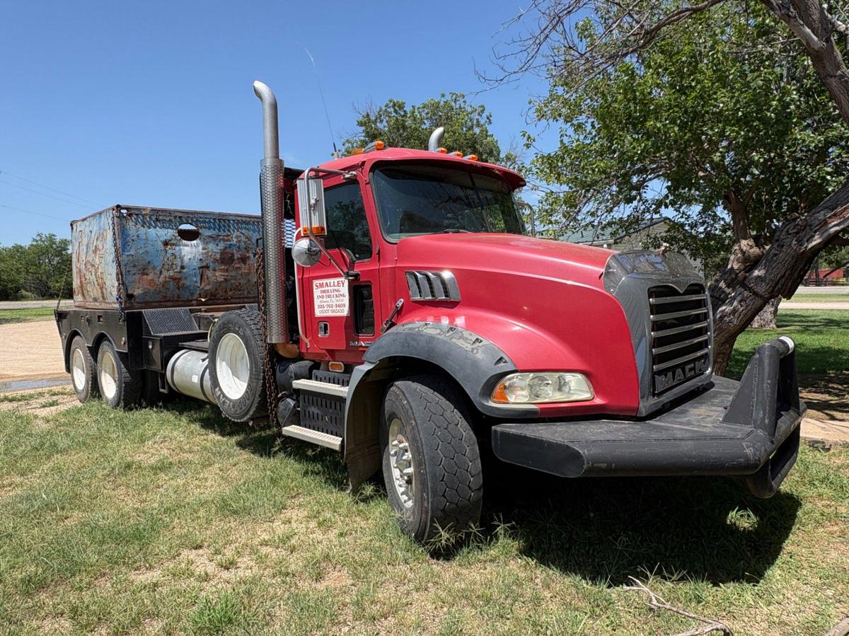 Used 2009 MACK GRANITE T/A DAYCAB WINCH BED TRUCK