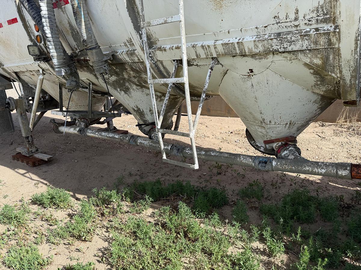 Used 1966 FRUEHAUF   T/A PNEUMATIC DRY BULK TRAILER