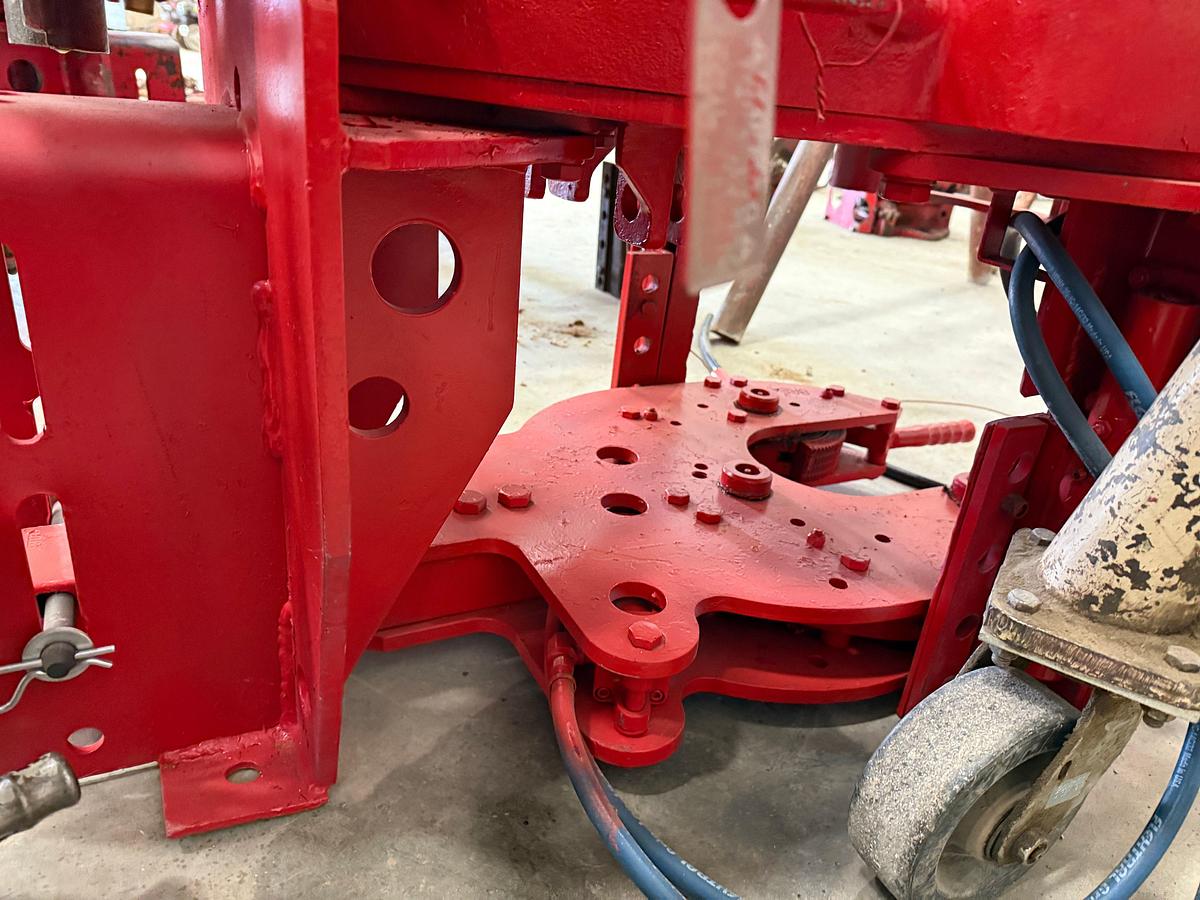 Used OIL COUNTRY 55000 HYDRAULIC TUBING TONG W/ AIR BACK-UP & HANGER