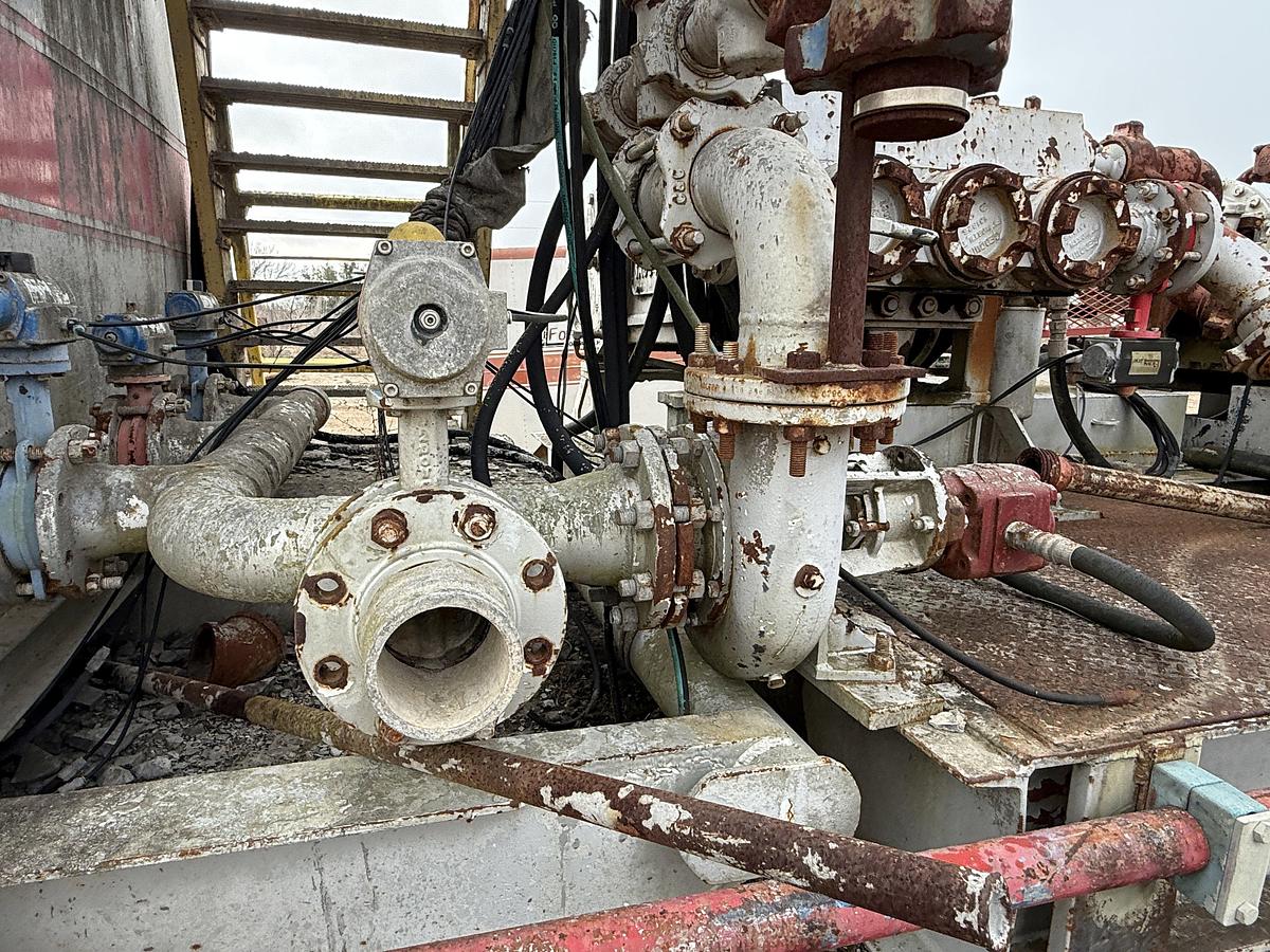 Used OILWELL SA634-5 10K WP TRIPLEX CEMENT PUMP UNIT P/B DETROIT SERIES 60 SKIDDED MTD ON 2007 LUFKIN TRI AXLE NARROW NECK LOWBOY