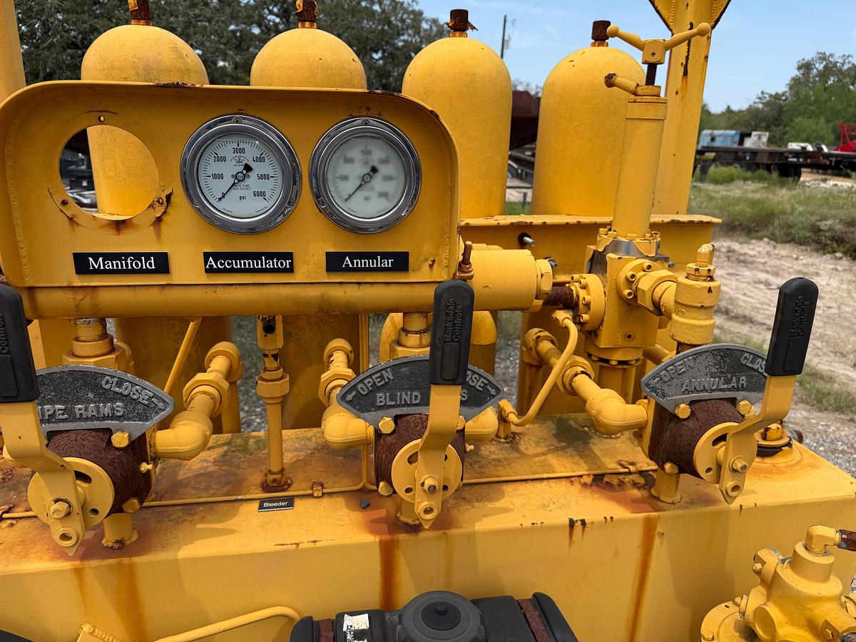 Used 2009 ADVANCED PRESSURE 3-STATION 4-BOTTLE ACCUMULATOR CLOSING UNIT, SKIDDED