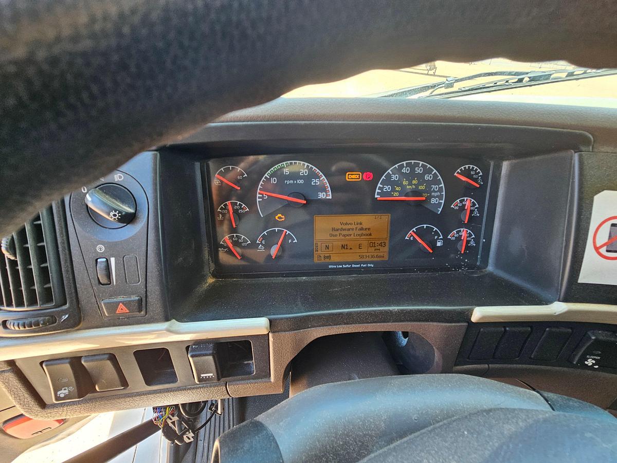 Used 2017 Volvo T/A Sleeper Haul Truck