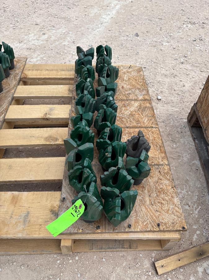 Used (22x$) (22) unused assorted size drag bits