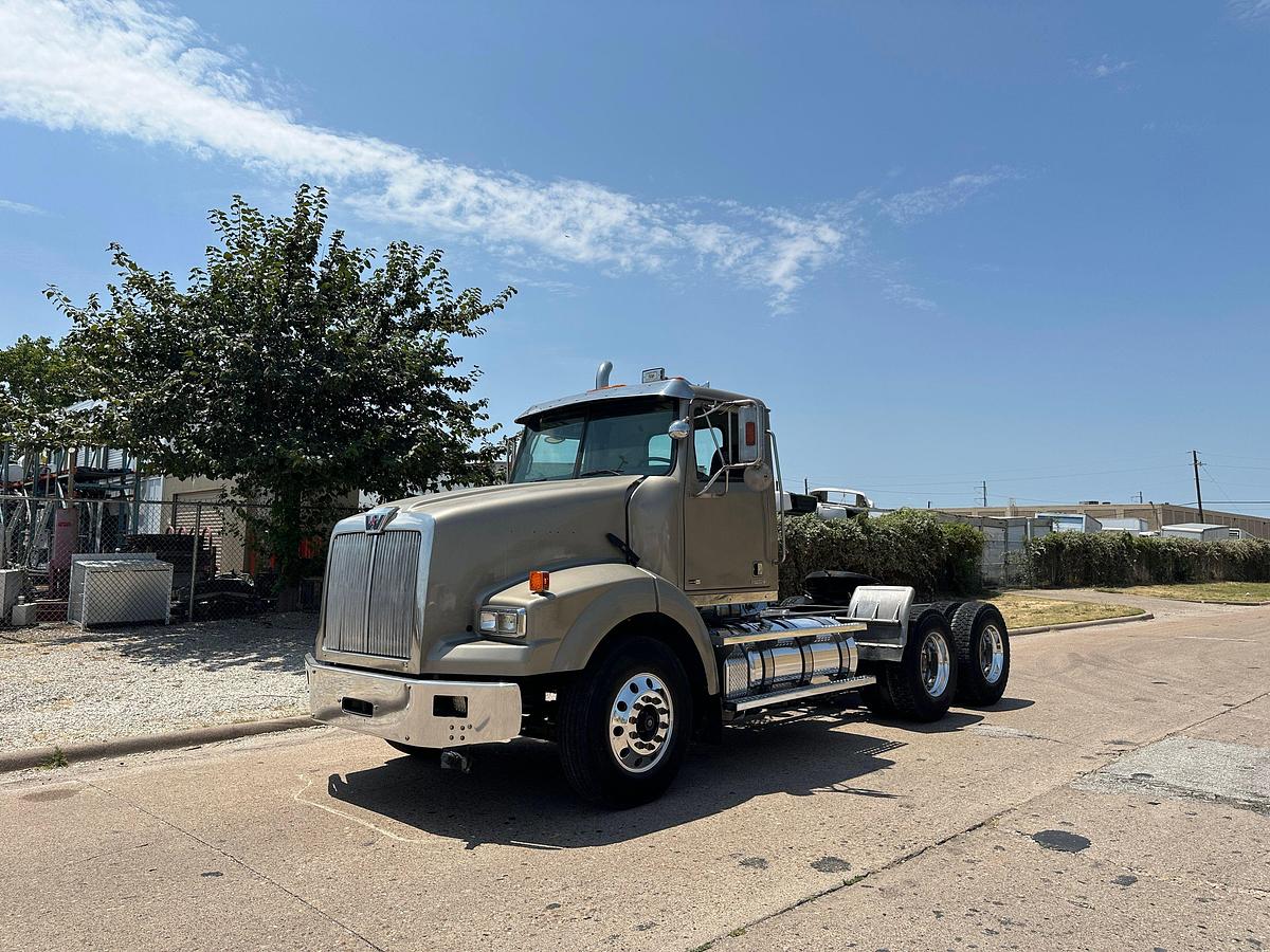 Used 2014 WESTERN STAR 4900 SB T/A DAYCAB TRUCK TRACTOR