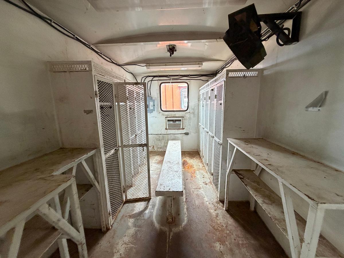 Used 35x8.5x9H SKIDDED DOG HOUSE