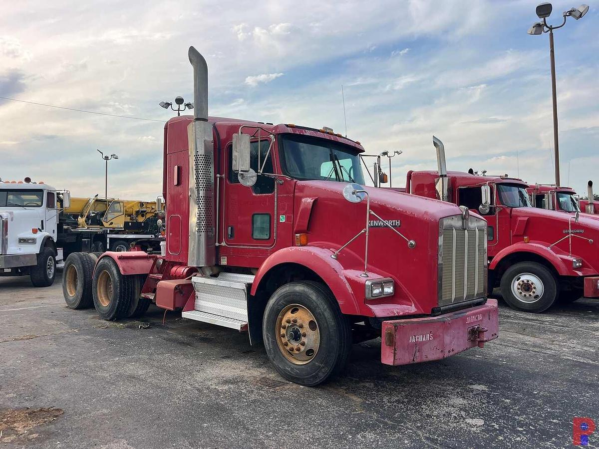 Used 2009 KENWORTH T800 T/A 36” SLEEPER TRUCK