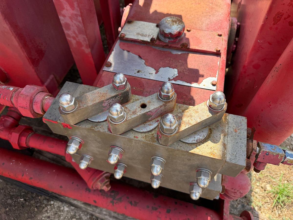Used 4-STATION 8-BOTTLE ACCUMULATOR CLOSING UNIT, SKIDDED