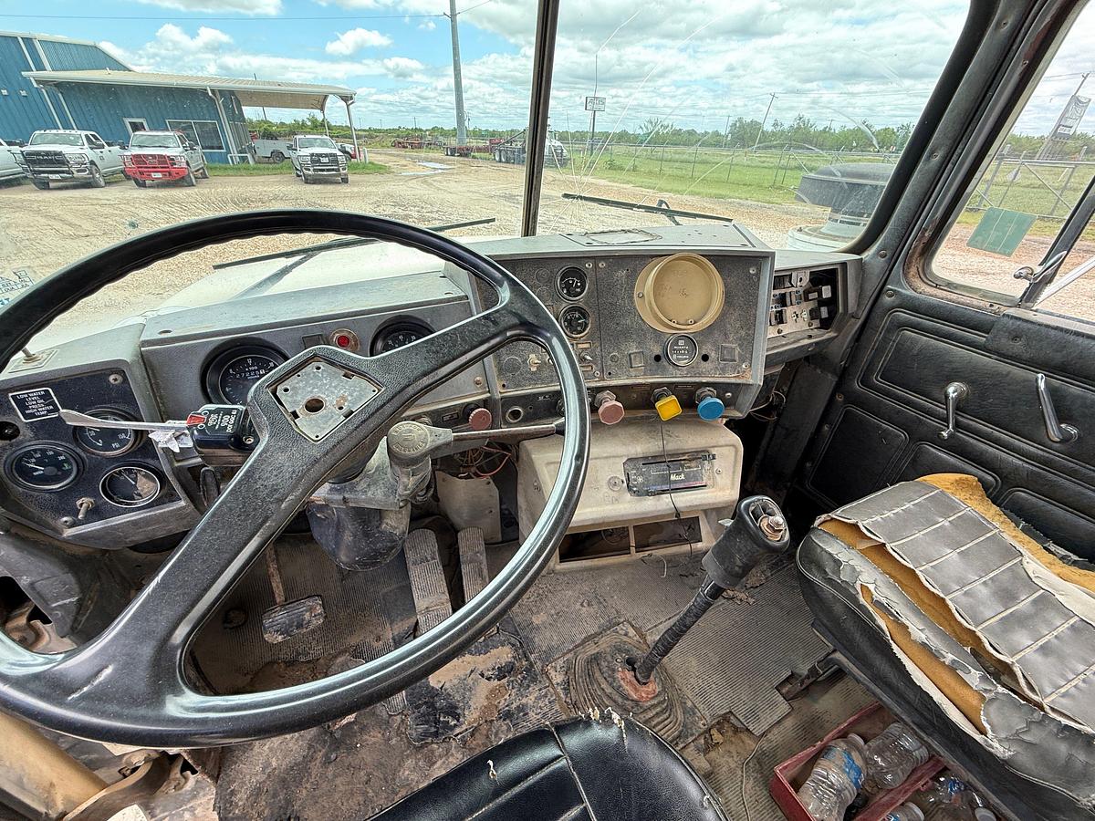 Used 1993 MACK RD690S T/A 75-BBL VACUUM TRUCK