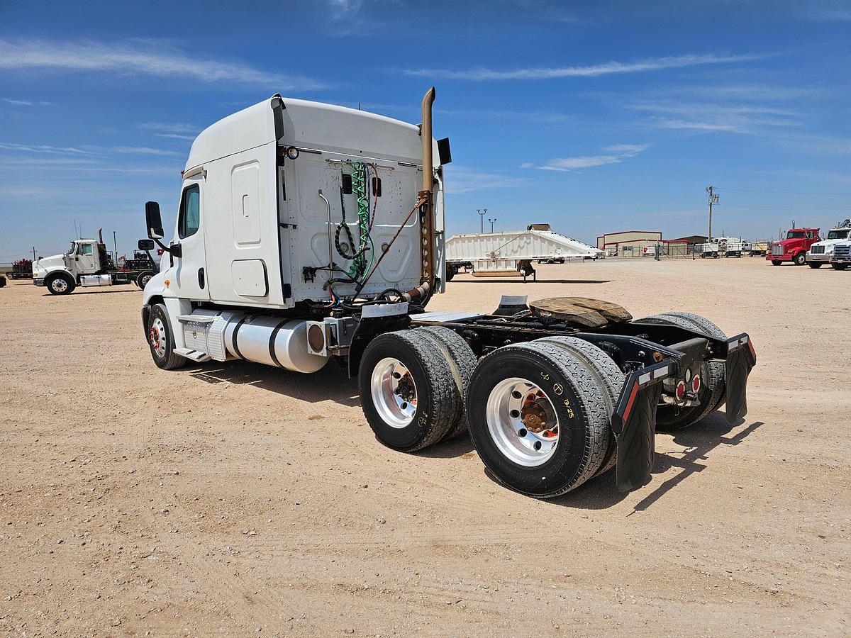 Used FREIGHTLINER CASCAIDA SLEEPER TRUCK