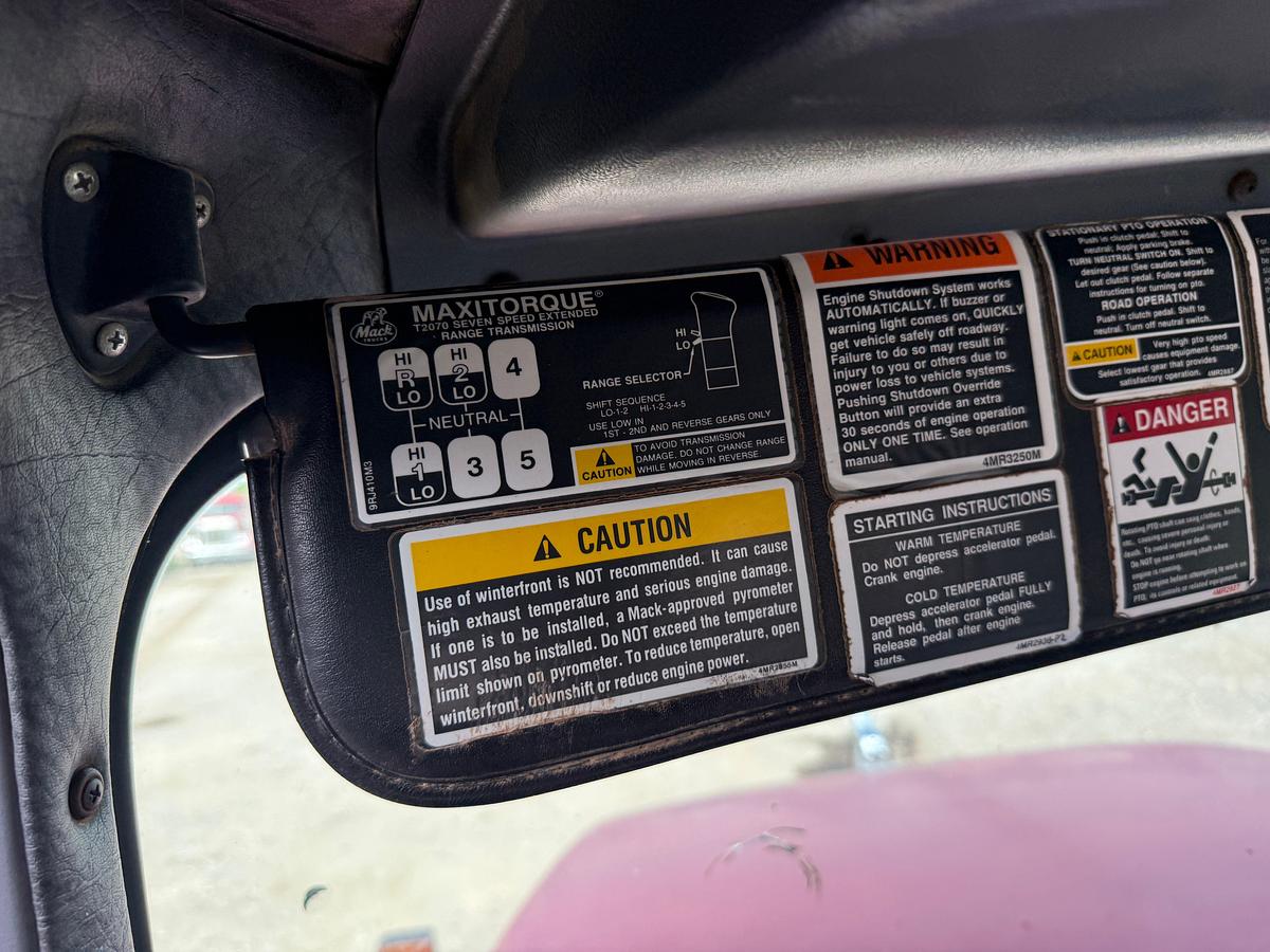 Used 1993 MACK RD690S T/A  DAYCAB TRUCK TRACTOR