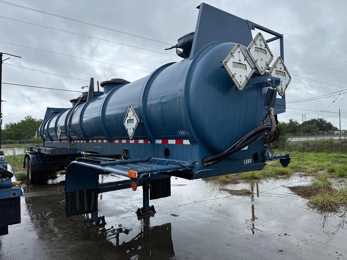 Used 2012 WILCO 4,100 GALLON W/ HYD AGITATORS T/A ACID TRANSPORT TRAILER