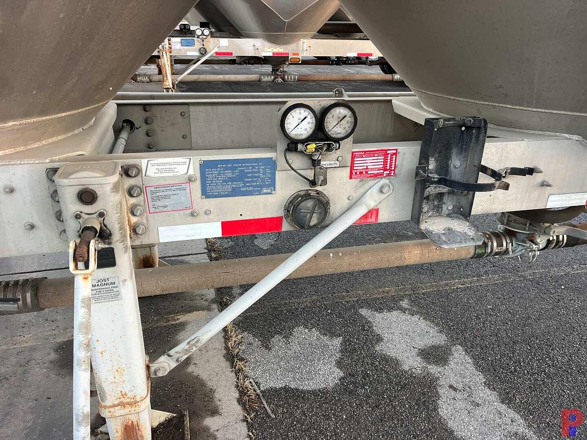 Used 2017 HEIL  1040 CU. FT T/A DRY BULK PNEUMATIC TRAILER