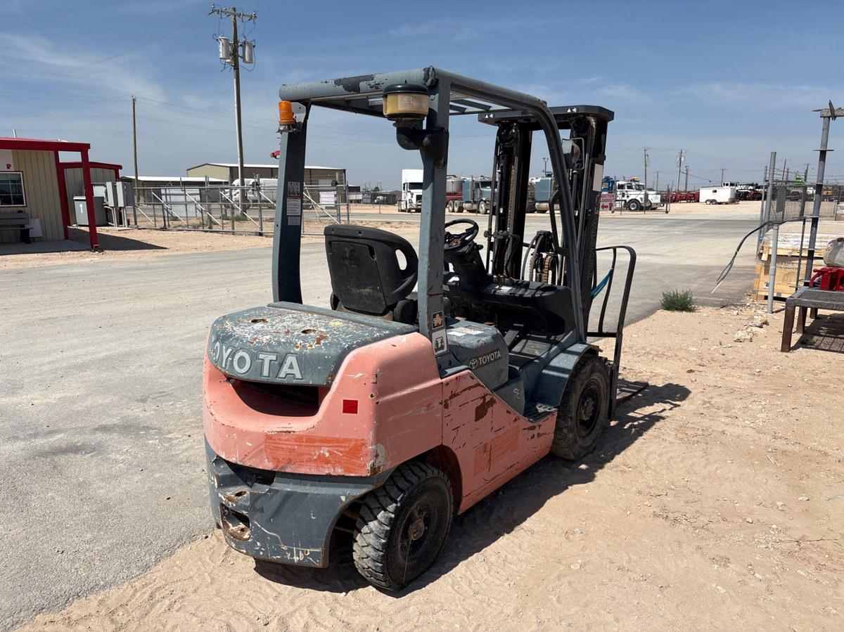 Used Toyota 8FGU25 5,000lb forklift