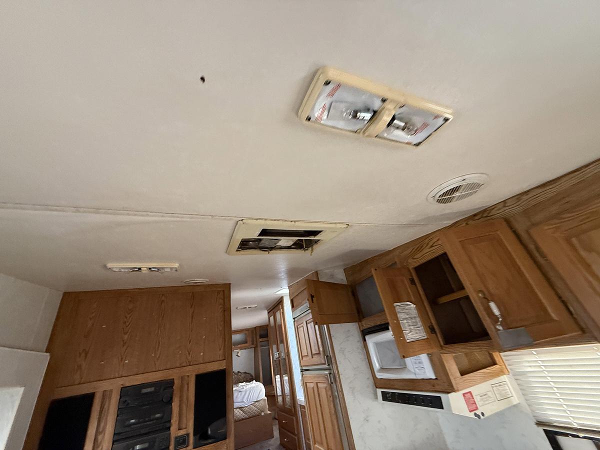 Used NUWA INDUSTRIES HITCHHICKER II 31’ T/A FIFTH WHEEL CAMPER TRAILER