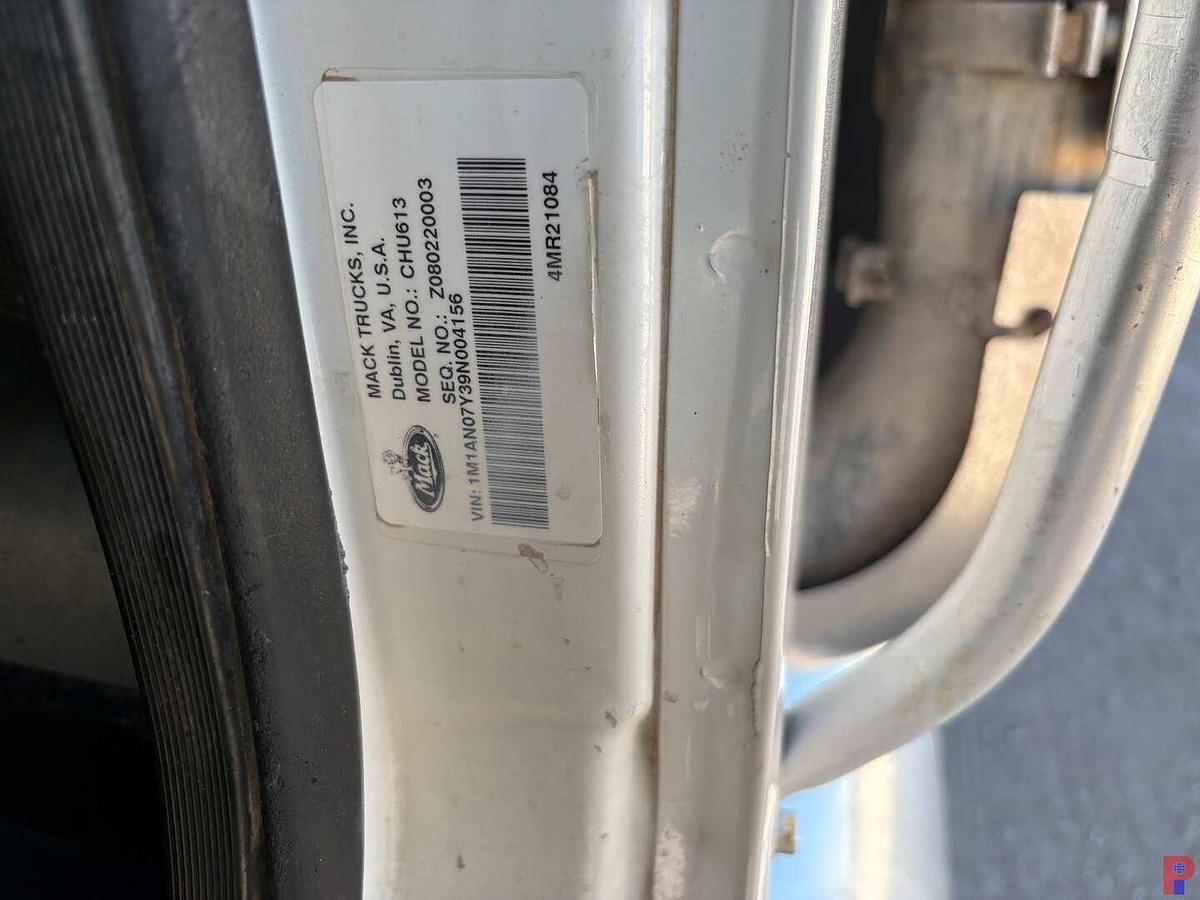 Used 2009 MACK PINNACLE T/A DAYCAB 15-YARD DUMP TRUCK