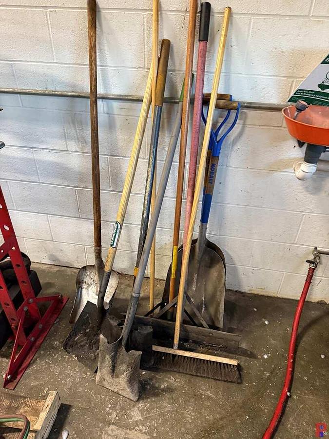 Used LOT OF (2) HD FLOOR, TRANS. & (2) CLUTCH JACKS, PALLET OF PLHYD. FOOT PUMPS, HOSES, JACKS, 20 TON PRESS JACK