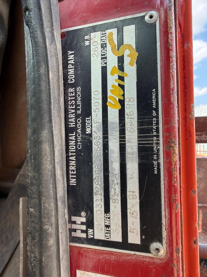 Used 1981 INTERNATIONAL 5000 T/A 30-TON GIN POLE TRUCK