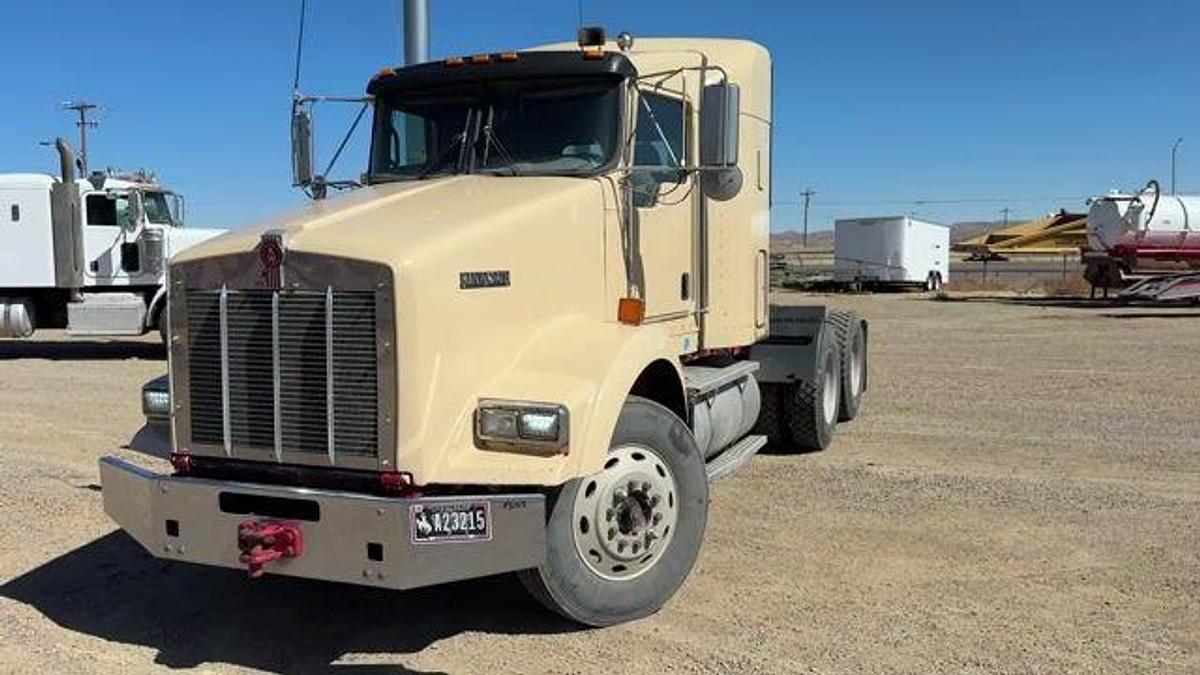 Used 2008 KENWORTH T800 T/A 36” SLEEPER 45K LBS. WINCH TRUCK