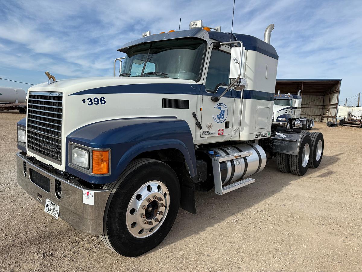 Used 2015 MACK PINNACLE CHU613 T/A 48” SLEEPER TRUCK
