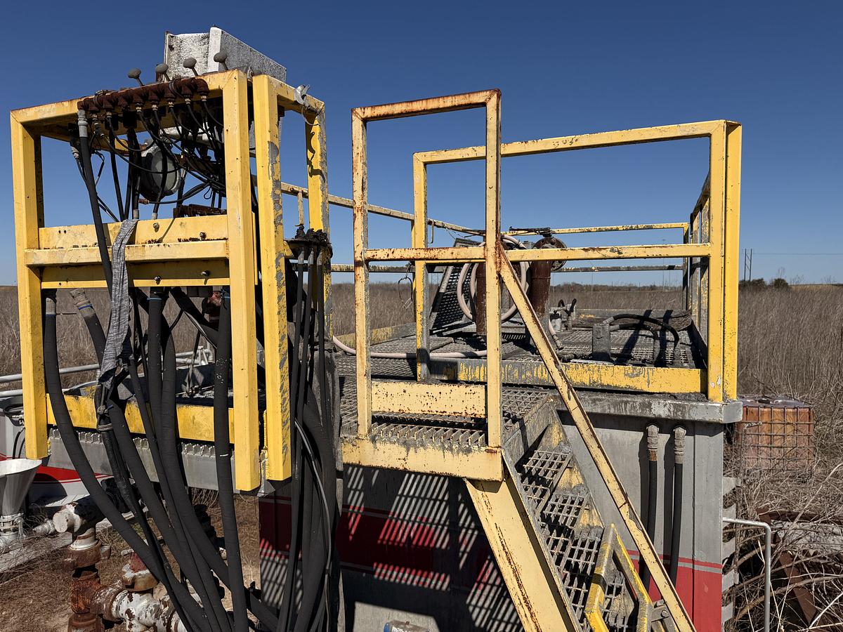 Used OILWELL SA634-5 10K WP TRIPLEX CEMENT PUMP UNIT P/B DETROIT SERIES 60 SKIDDED MTD ON 2007 LUFKIN TRI AXLE NARROW NECK LOWBOY