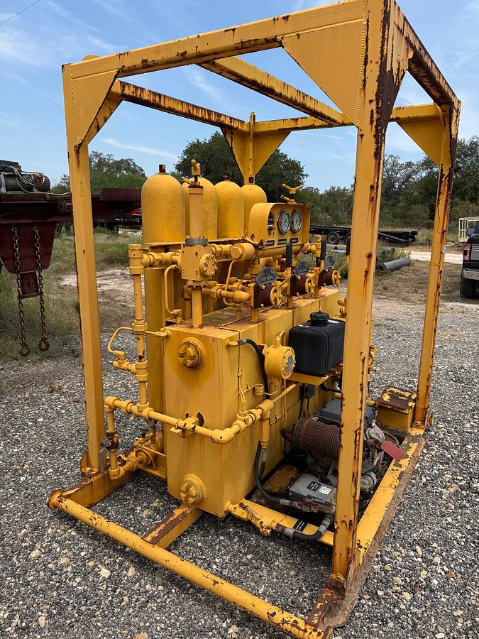 Used 2009 ADVANCED PRESSURE 3-STATION 4-BOTTLE ACCUMULATOR CLOSING UNIT, SKIDDED