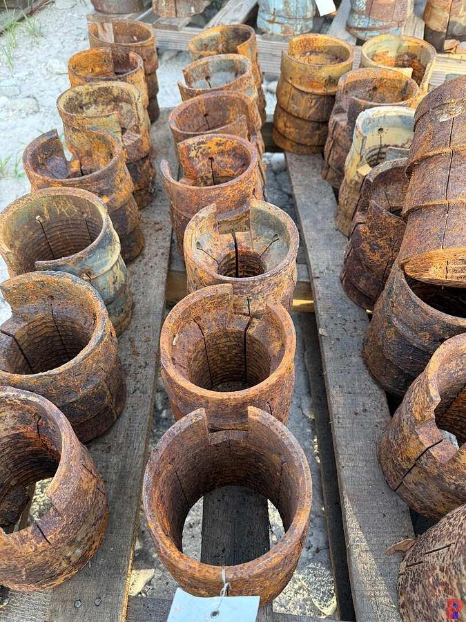 Used (7 X $) ROW OF 2-1/4” - 4” BASKET GRAPPLES