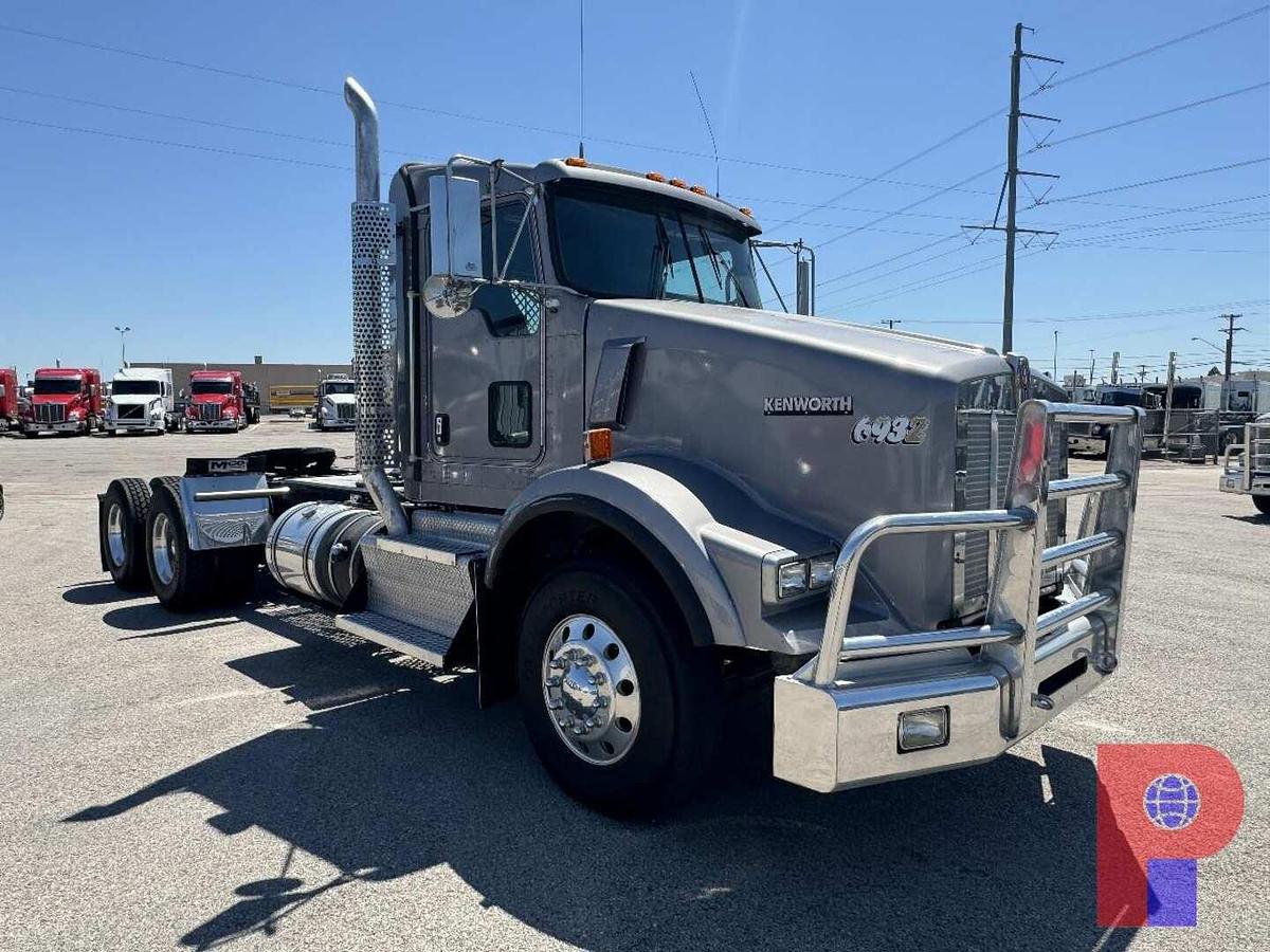 Used 2013 KENWORTH T800 T/A DAYCAB TRUCK TRACTOR