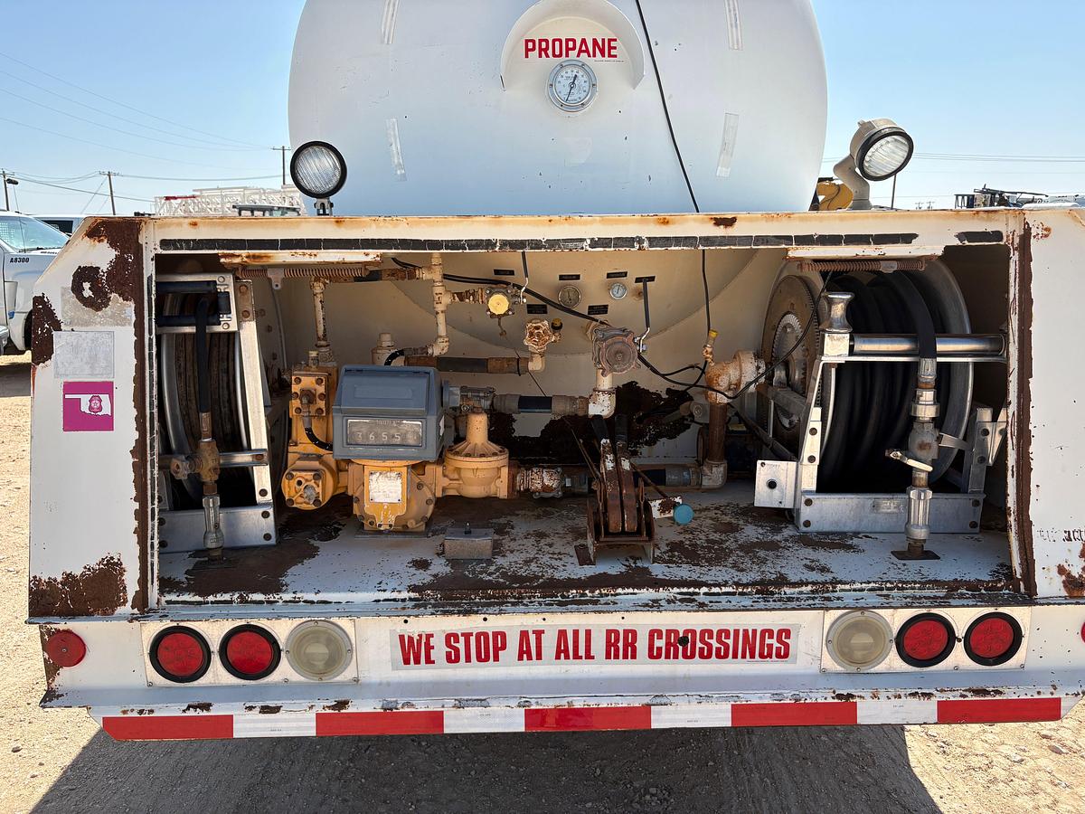Used 2004 PETERBILT 330 S/A DAYCAB PROPANE TRUCK