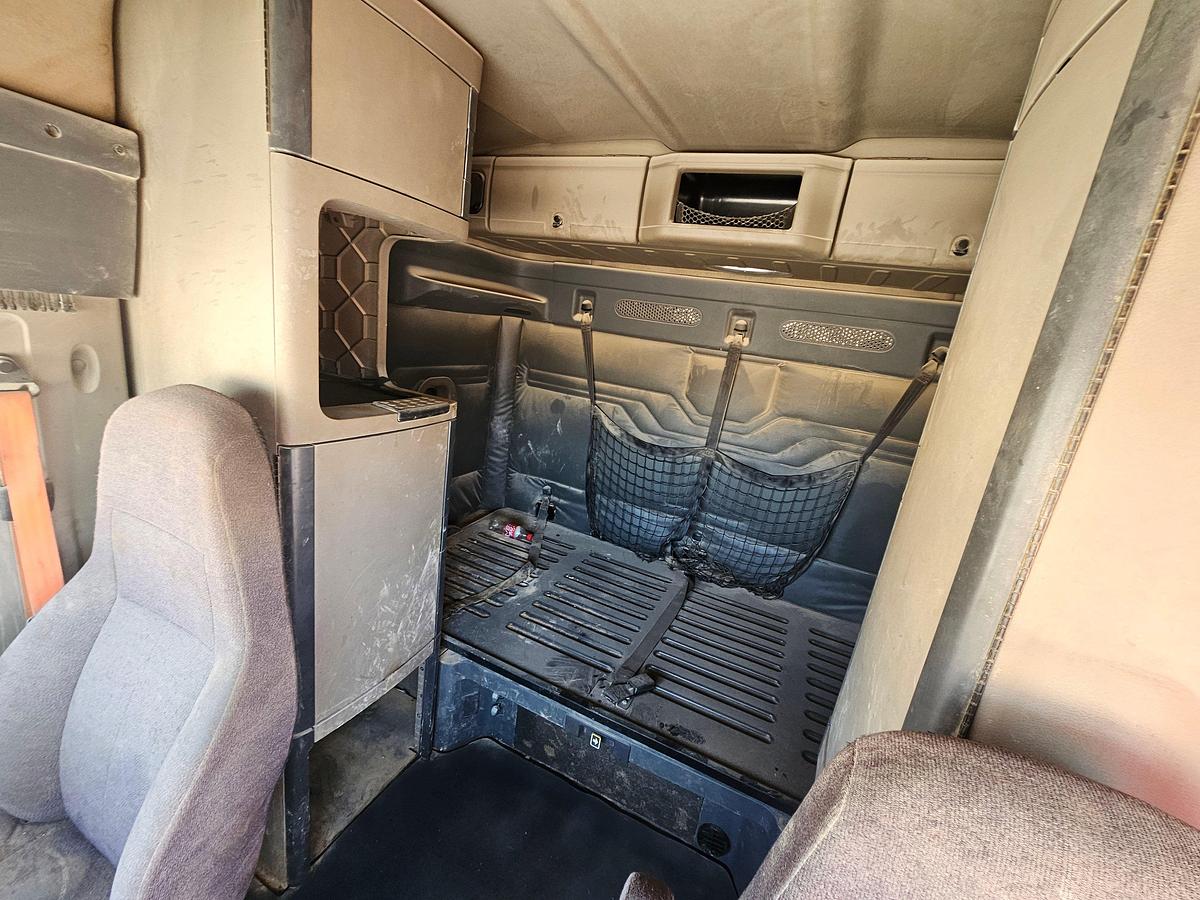 Used 2015 FREIGHTLINER CASCAIDA SLEEPER TRUCK
