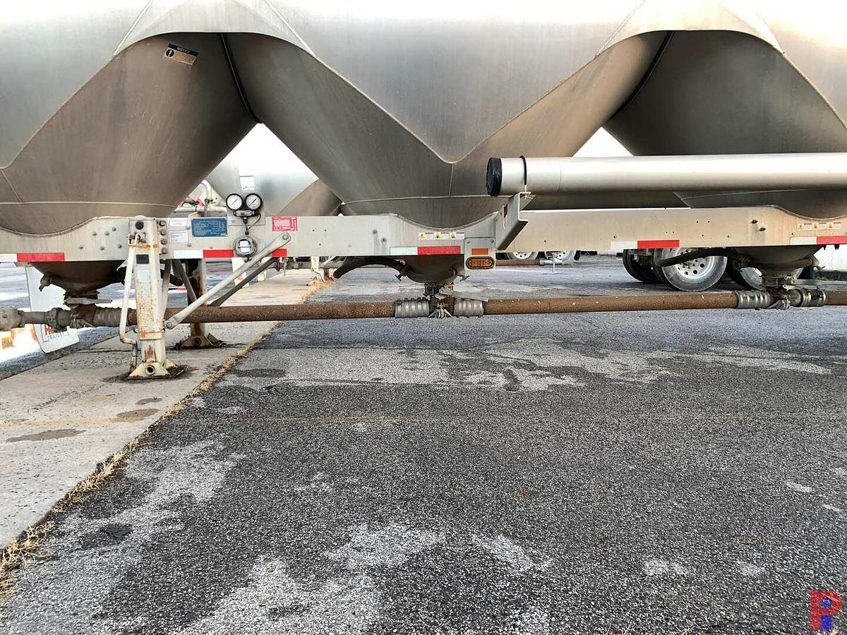 Used 2017 HEIL 1040 CU. FT T/A DRY BULK    PNEUMATIC TRAILER