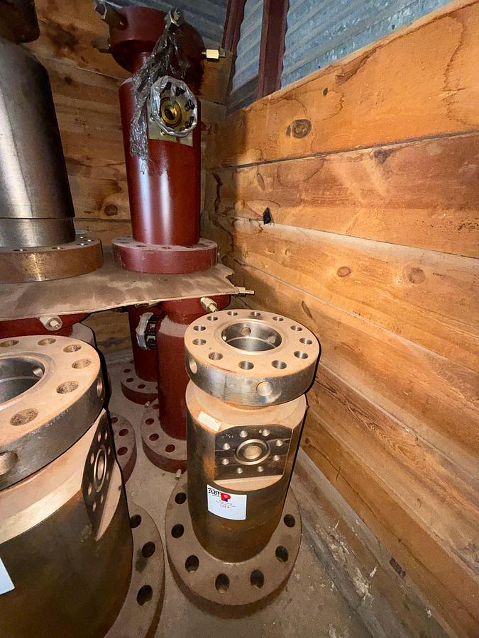 Used (4 x $) UNUSED 11" x 7-1/16" X 2-1/16" 5M TUBING HEAD SPOOLS