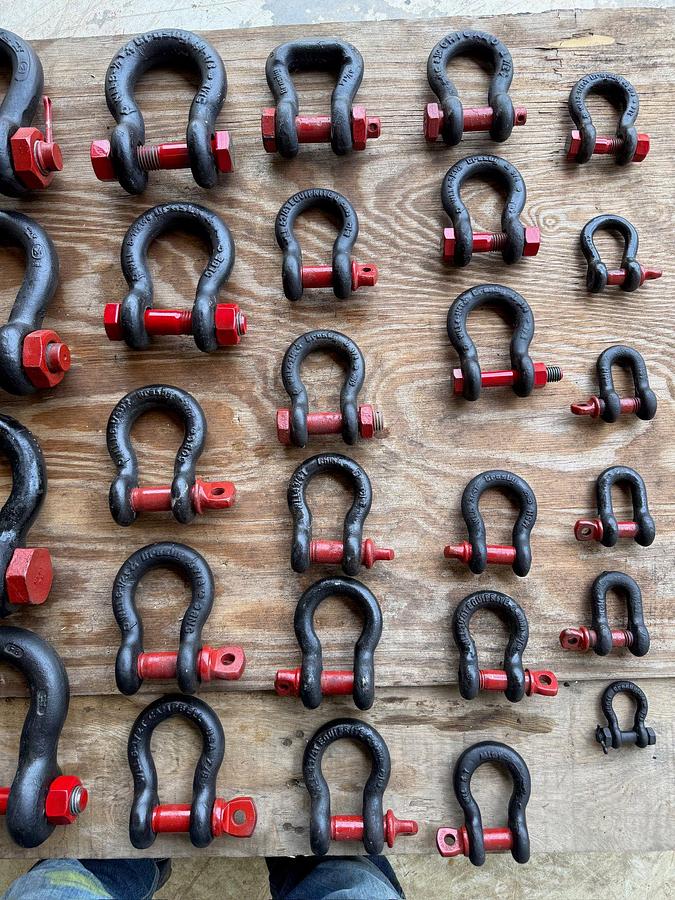 Used PALLET OF ( 30) ASSORTED 3 ¼ TON THRU 25-TON CROSBY SHACKLES