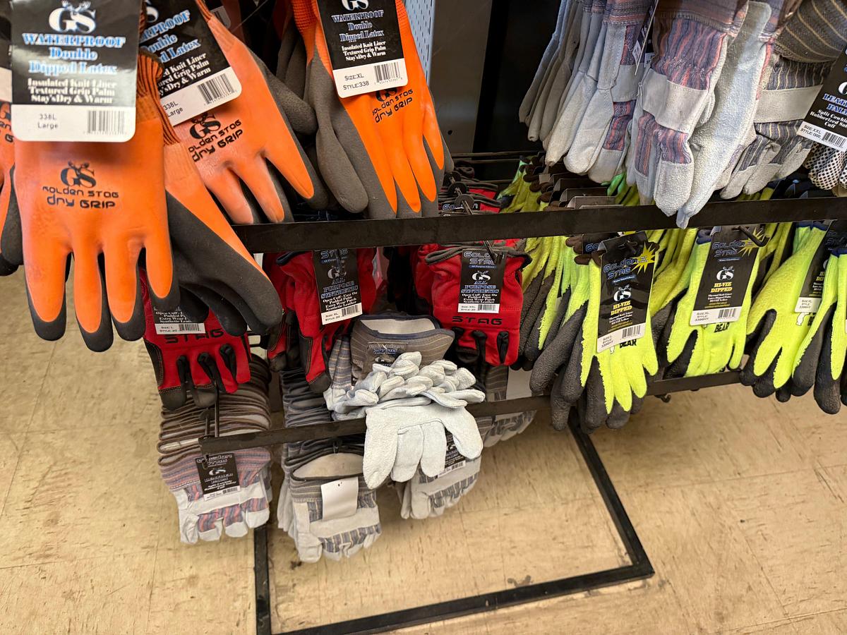 Used END CAP SECTION OF (80+) PAIRS GOLDEN STAG VARIOUS TYPES OF WORK GLOVES