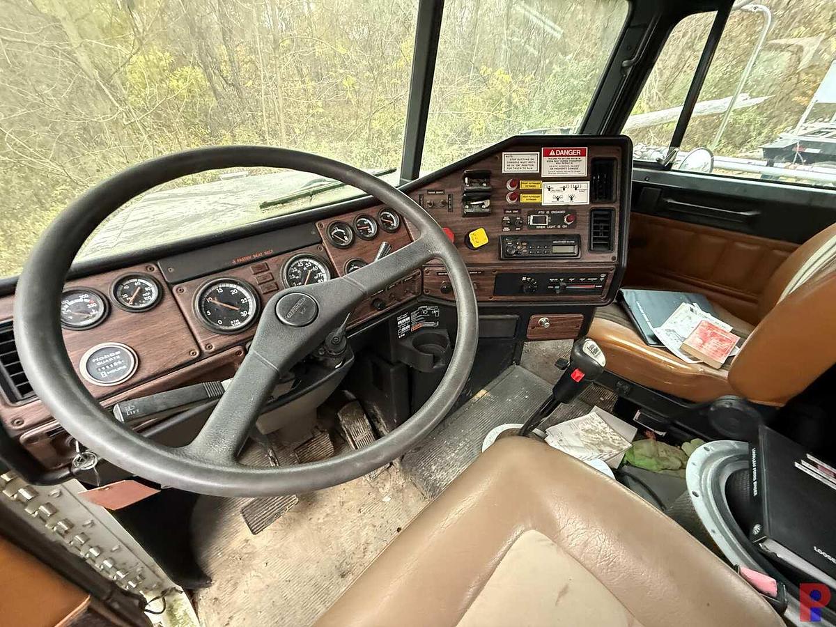Used 2000 FRIEGHTLINER  FLD 120SD T/A W/ NATIONAL 600C CRANE TRUCK