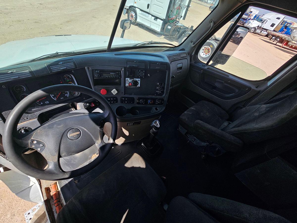 Used 2011 FREIGHTLINER CASCADIA SLEEPER TRUCK