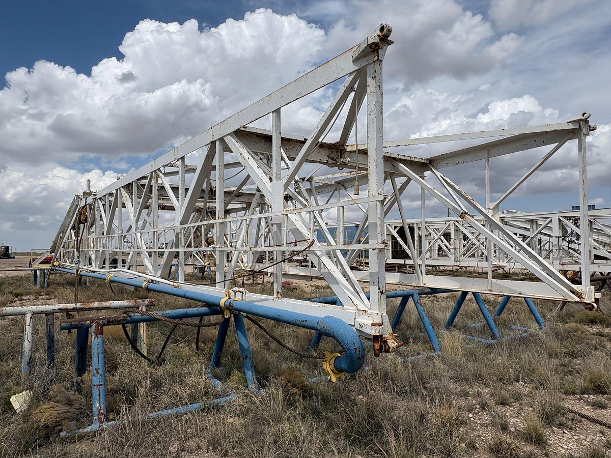 Used LEE C MOORE 142’ X 750,000 hookload Derrick w/ 1-1/4” sheaves