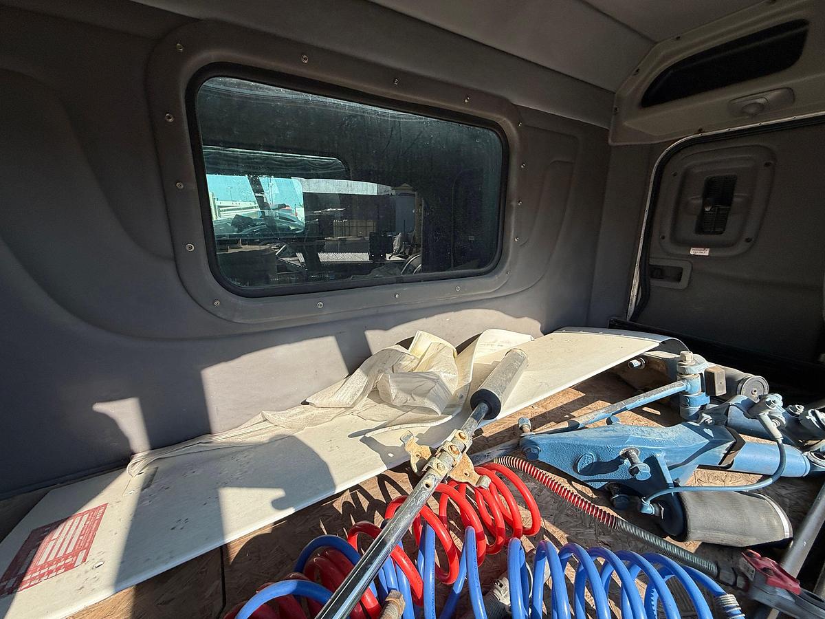 Used UNIBILT 36” SLEEPER FOR PETERBILT TRUCK