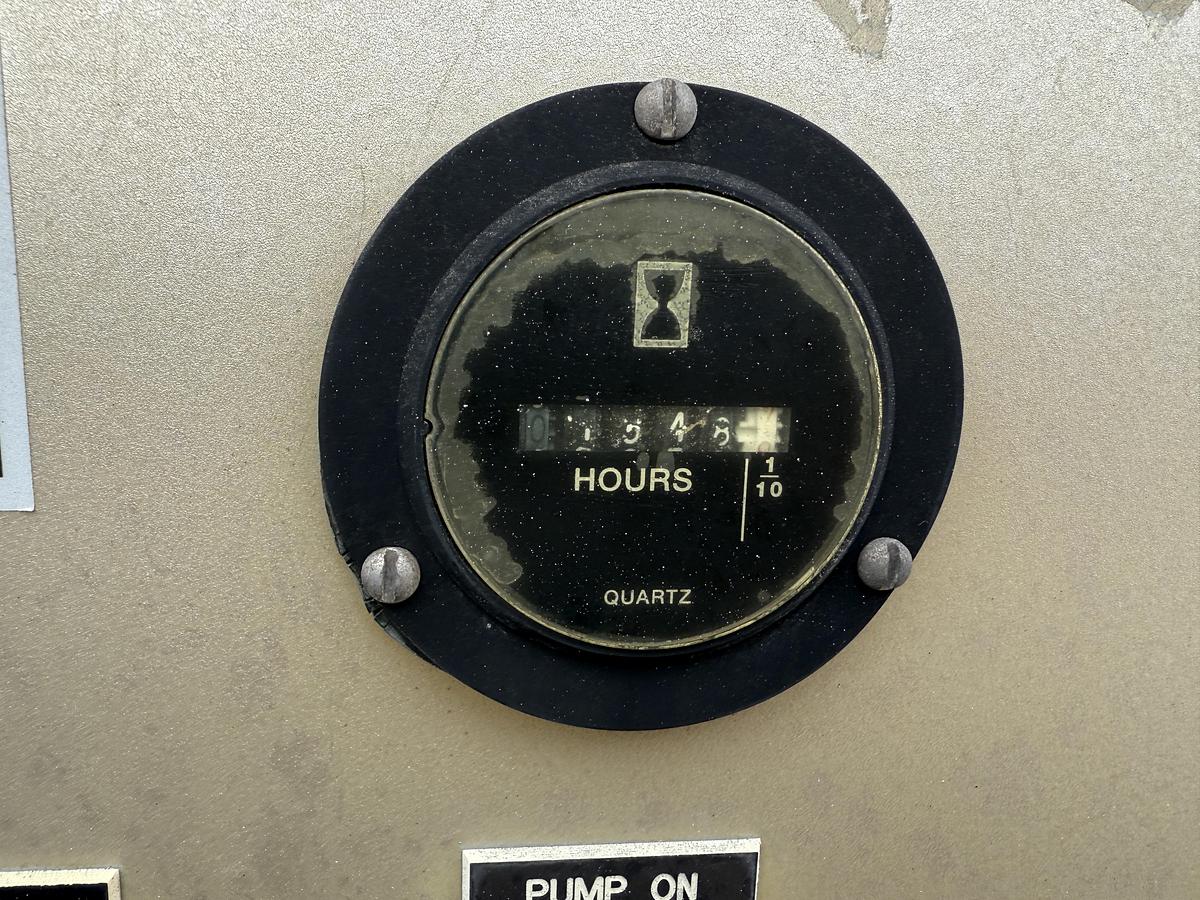 Used DEKKER VACUUM TECHNOLOGIES MOD. DV05500-KA VACUUM PUMP W/ INLET FILTER & HEAT EXCHANGER