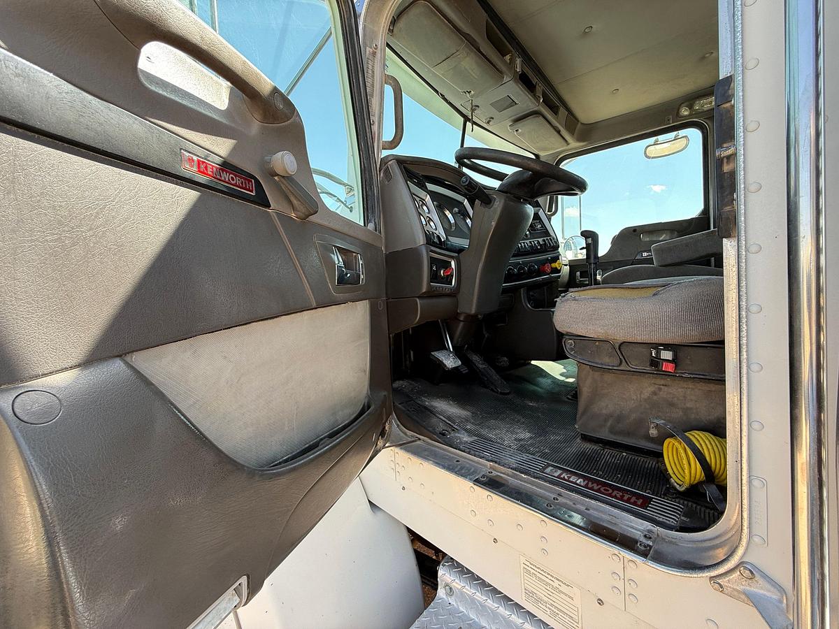 Used 2009 KENWORTH T800 TRI-AXLE HEAVY HAUL DAYCAB TRUCK