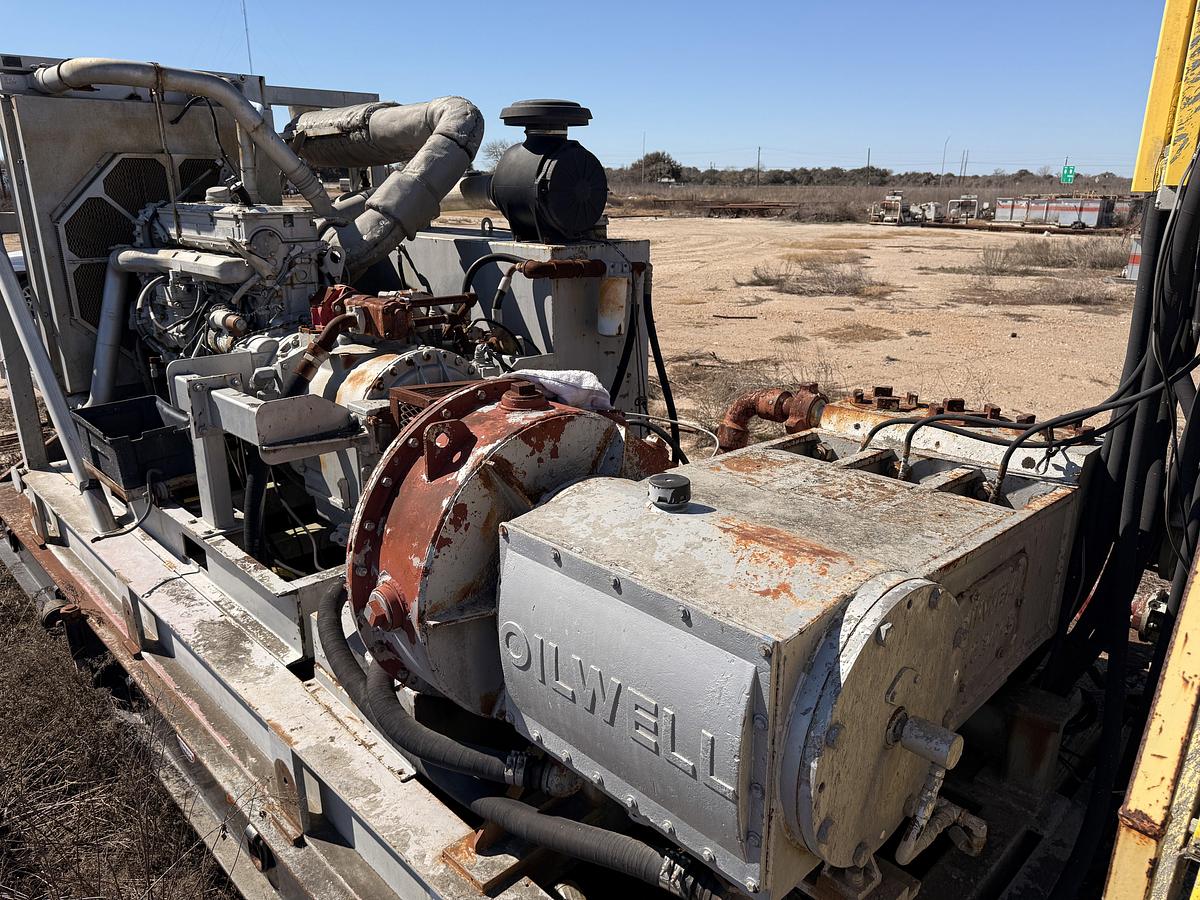 Used OILWELL SA634-5 10K WP TRIPLEX CEMENT PUMP UNIT W/ MIXING TANKS SKIDDED MTD ON 2007 LUFKIN TRI AXLE NARROW NECK LOWBOY