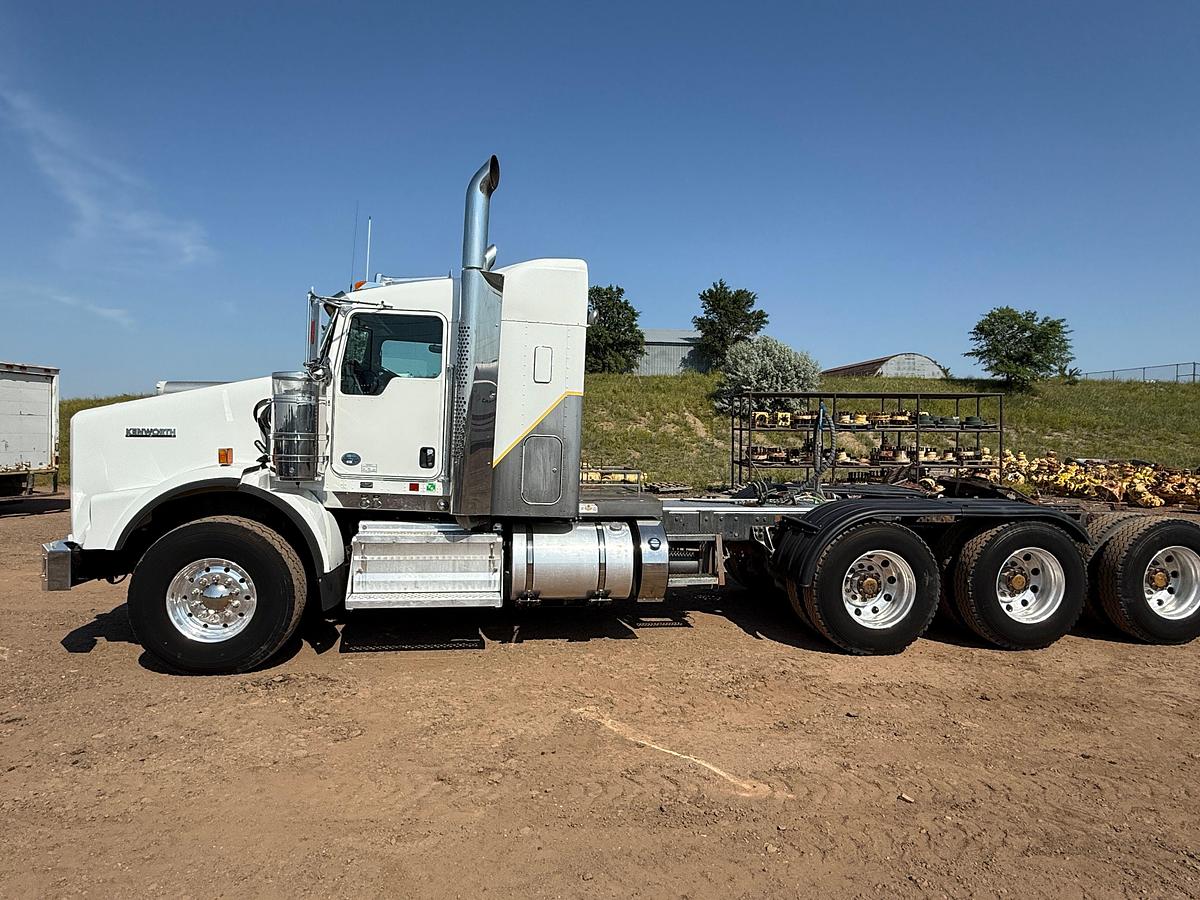 Used 2014 KENWORTH T800 TRI-DRIVE HEAVY HAUL 36" SLEEPER TRUCK